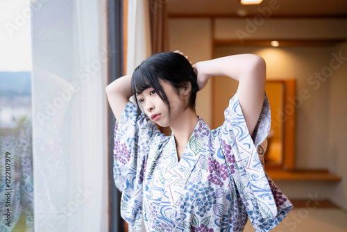 外を眺める浴衣の女性 Free Download 外を眺める浴衣の女性 - GFXLoad