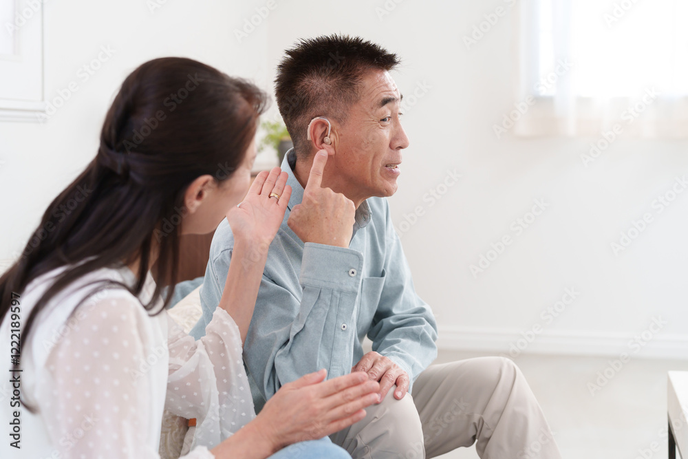 補聴器をつけて会話するシニア男性