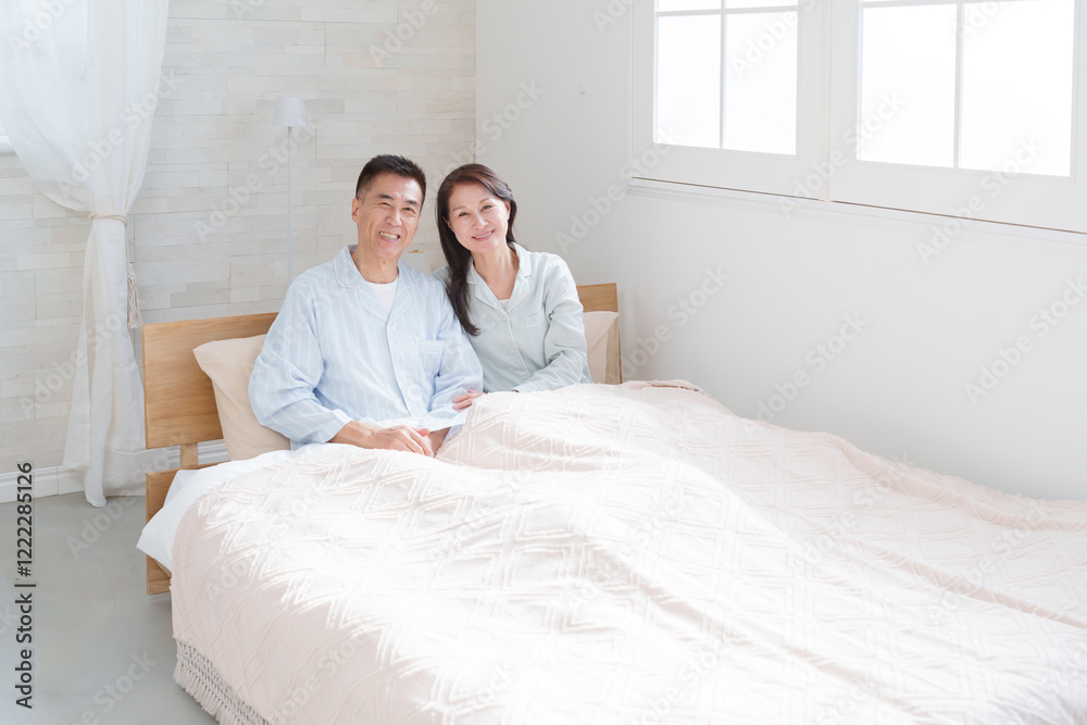 Fototapeta premium ベッドにいるシニア夫婦（起床・睡眠）