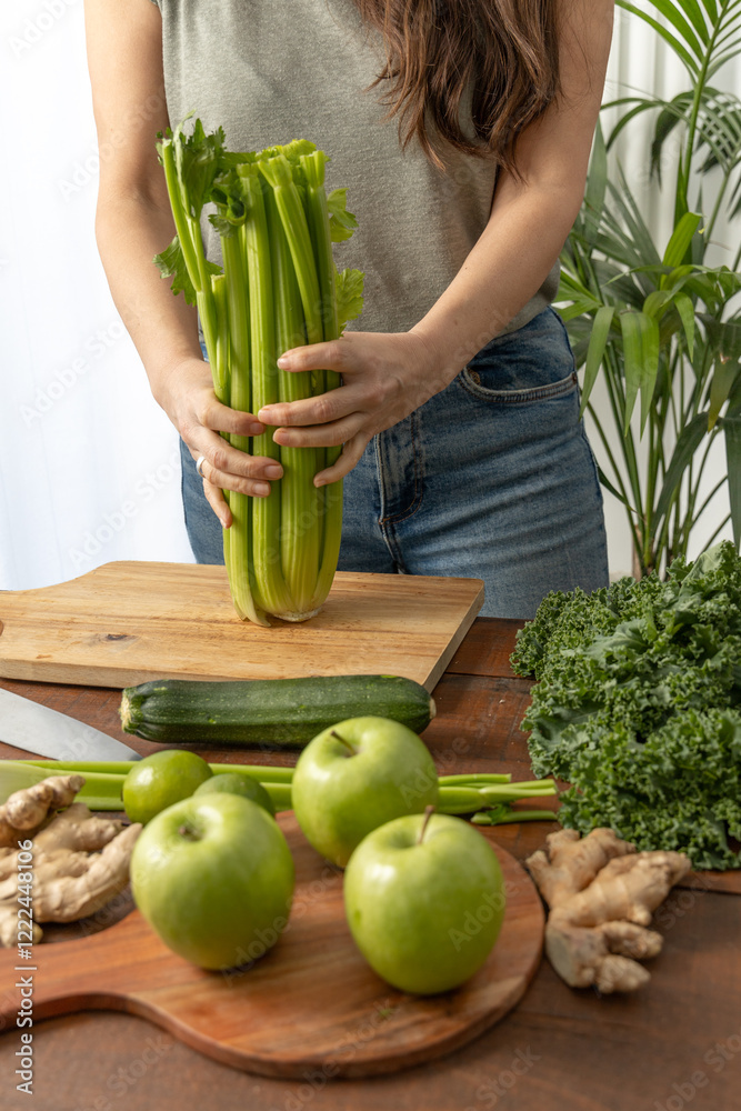 Obraz premium Healthy Lifestyle: Preparing Green Juice Ingredients