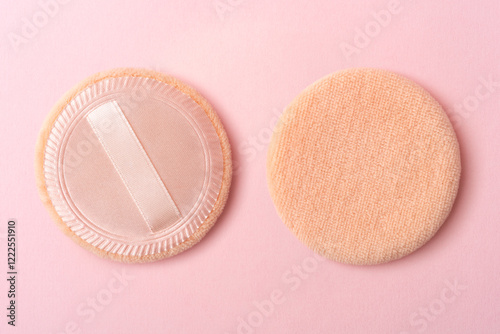 Obraz na płótnie Makeup powder puffs on a pastel pink background w salonie