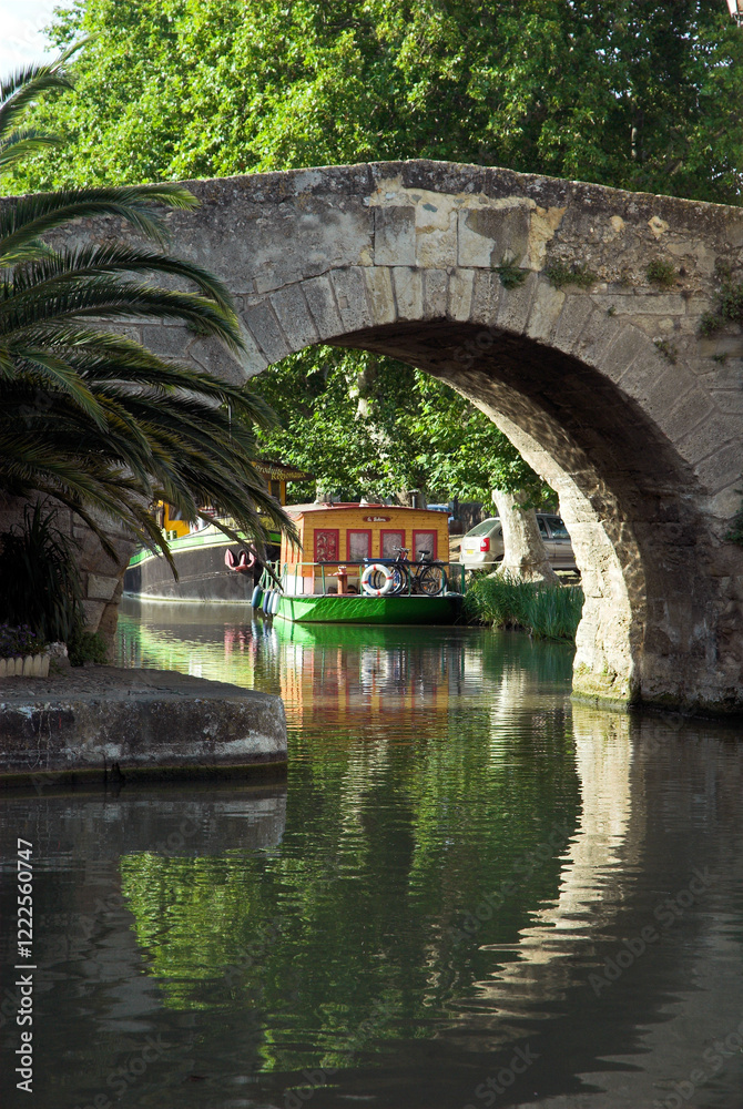 Obraz premium Péniche de tourisme, Canal du Midi, Patrimoine mondial UNESCO, Port et pont du Somail, Ginestas, 11, Aude, France