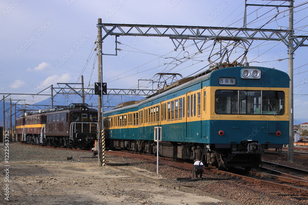 Fototapeta premium ノスタルジックな車両基地に入庫する三岐鉄道101系電車(旧西武401系)_2024/12/13撮影