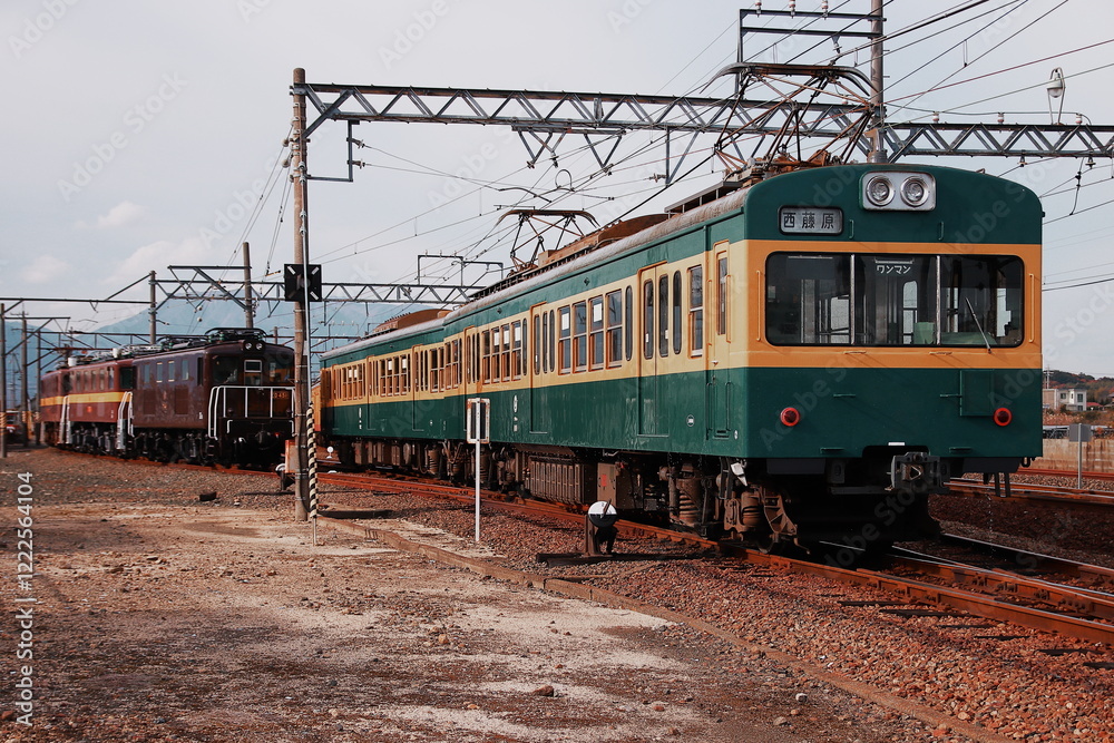 Obraz premium ノスタルジックな車両基地に入庫する三岐鉄道101系電車(旧西武401系)_2024/12/13撮影