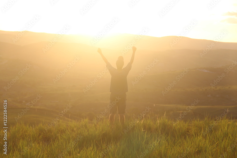 homem com montanhas ao fundo na golder hour homem com montanhas ao fundo na golder hour