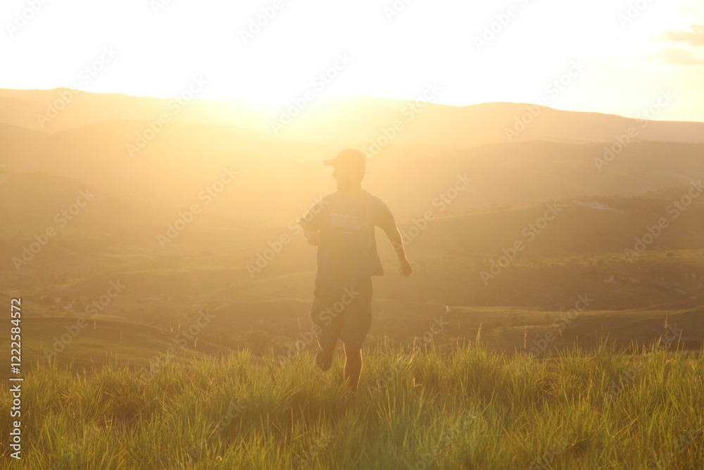 homem com montanhas ao fundo na golder hour homem com montanhas ao fundo na golder hour