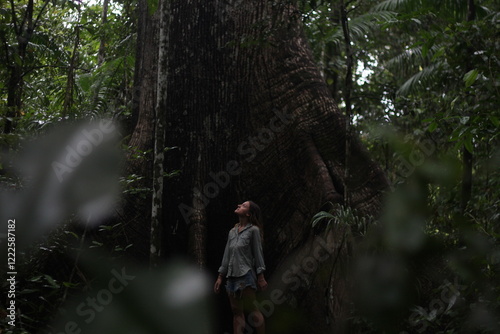 mulher ao lado de sumauma no parque nacional do viruá, roraima