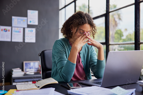 Canvas Print Stressed multiethnic businesswoman at work