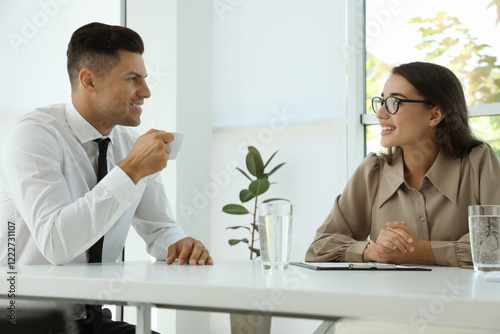 Canvas-taulu Office employees talking at table during meeting