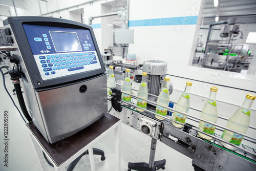 Bilde på lerret High-tech labeling machine in a modern beverage production facility ensuring eff