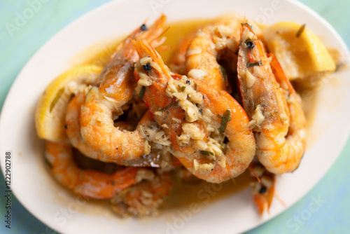 Obraz na płótnie spanish garlic shrimp tapas w salonie