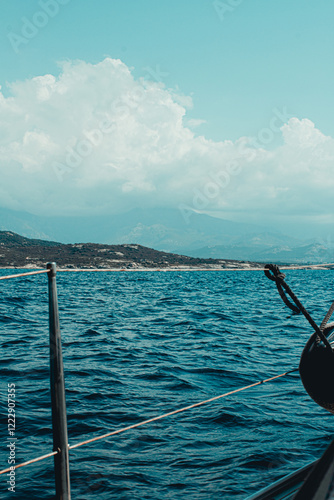Côte Corse vue depuis le littoral sur un bateau, massif montagneux Corse en fond