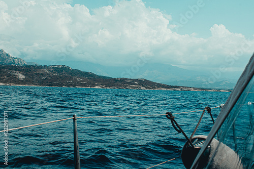 Littoral Corse en plein été vu depuis le large en mer Méditerranée