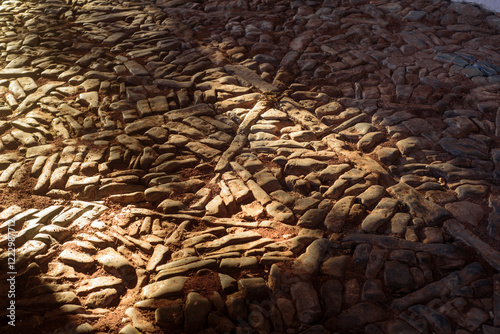 Suelo de piedra medieval en día soleado