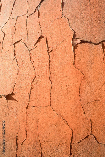 Pared agrietada y pelada de pintura naranja photo