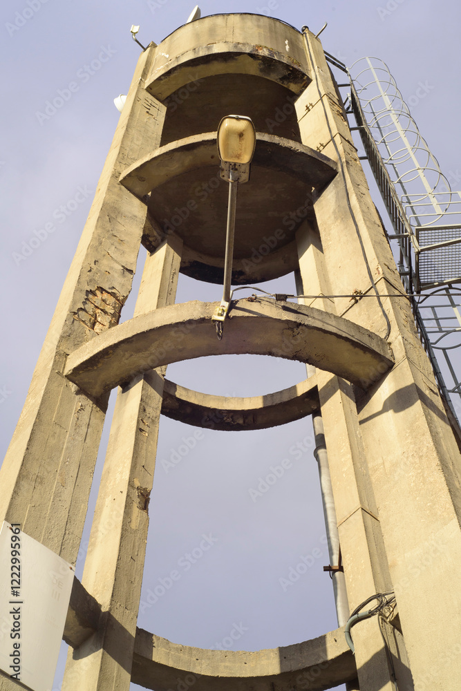 Fototapeta premium Torre de hormigón para depósito de agua