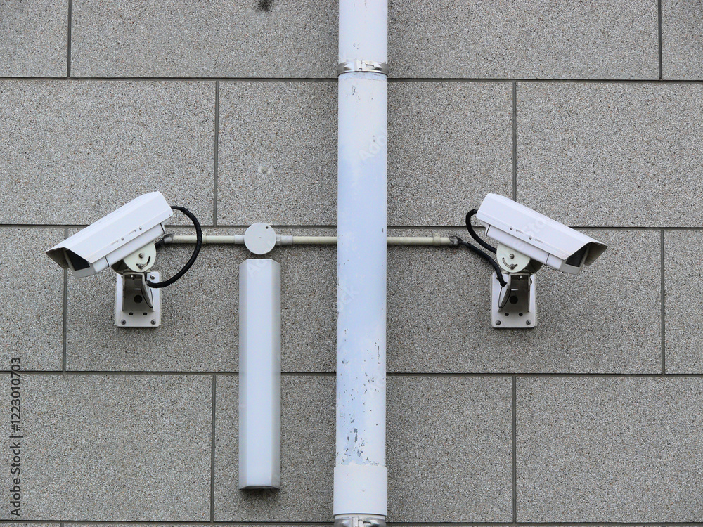 銀行入り口の監視カメラ