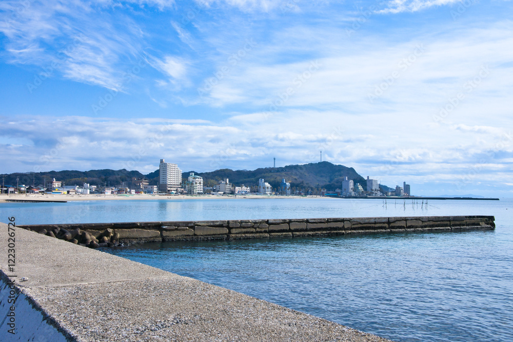 Fototapeta premium 愛知県知多郡南知多町内海の千鳥ヶ浜海水浴場の青い空