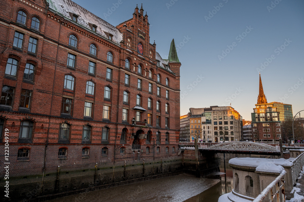 Fototapeta premium Letztes Licht in der Hamburger Speicherstadt im Winter