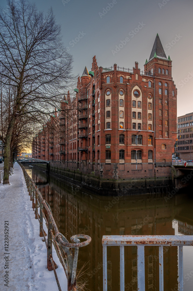 Fototapeta premium Letztes Licht in der Hamburger Speicherstadt im Winter
