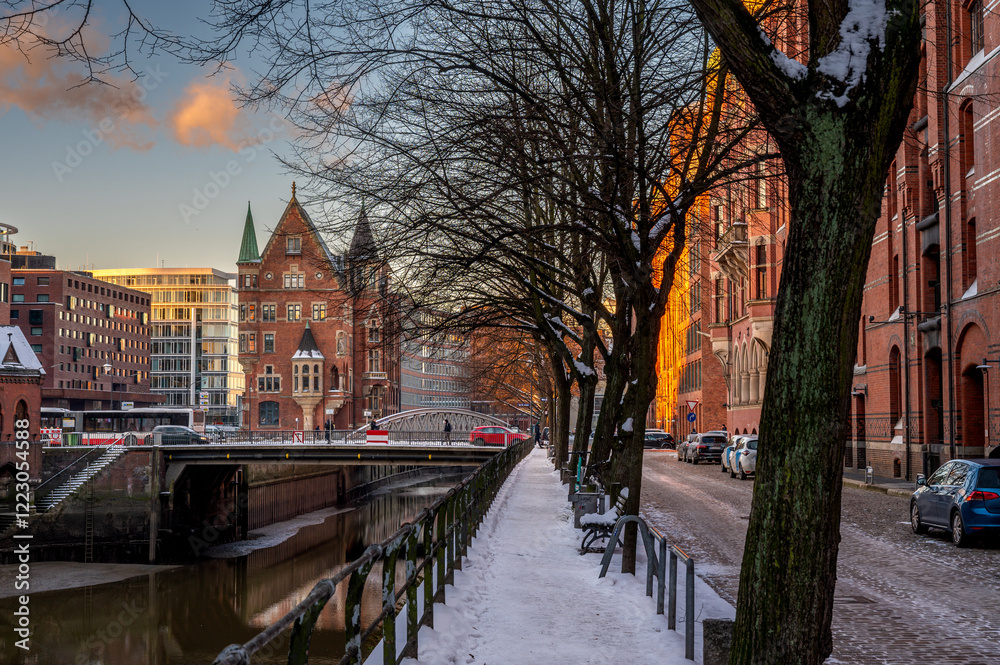 Fototapeta premium Letztes Licht in der Hamburger Speicherstadt im Winter
