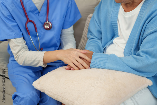 Φωτογραφία Nurse gently holding hands of elderly woman during home care session