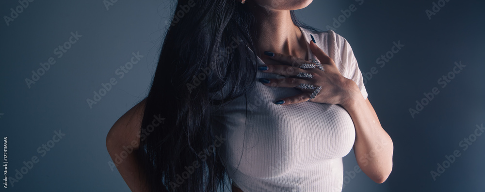 Naklejka premium fashion girl with a beautiful manicure