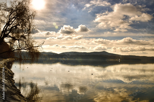 Il lago di Viverone, piccolo specchio d'acqua in provincia di Biella.