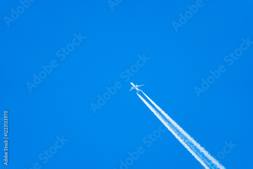 飛行機が作る飛行機雲の写真