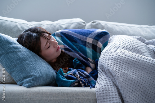 Foto 冬にソファで眠る日本人女性