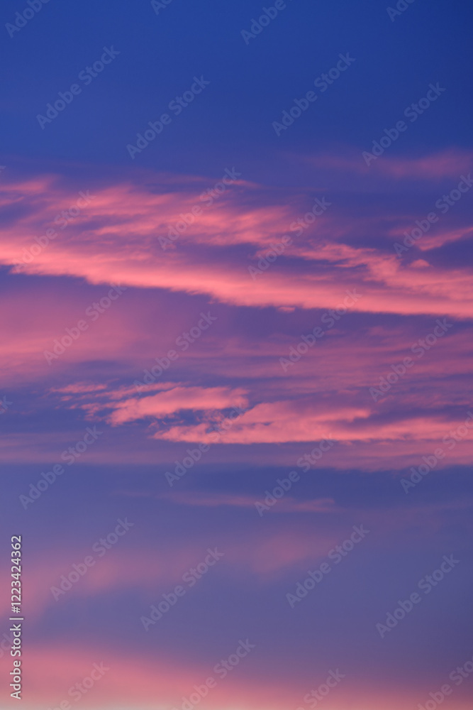 Fototapeta premium Pink and purple hues paint the twilight sky creating a serene and colorful atmosphere