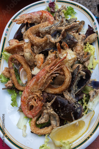 Meeresfrüchte, Calamares, Tintenfischringe, Scampis, Muscheln photo