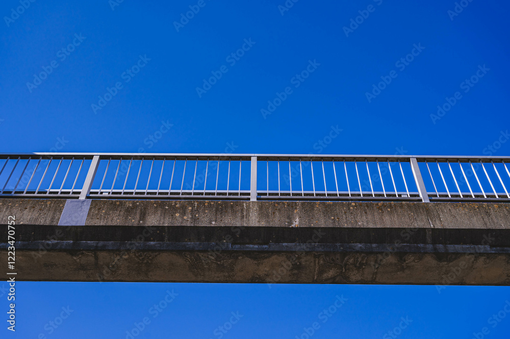 空に架かる細い橋 空に架かる細い橋