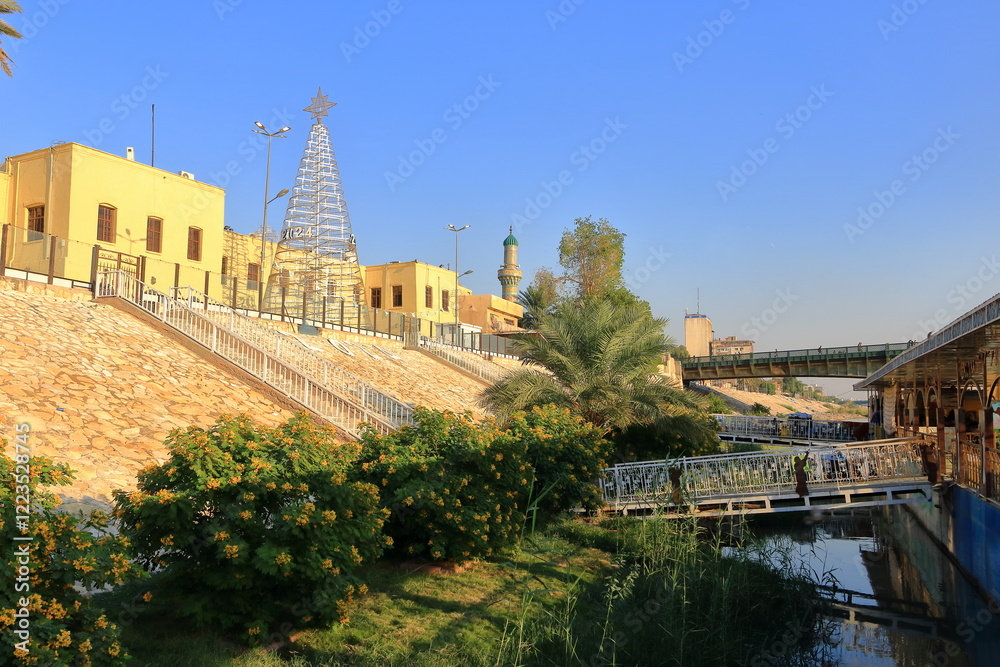 Obraz premium Baghdad, Bagdad, Iraq - November 15 2024: Outdoor view of Tigris riverbank from the river