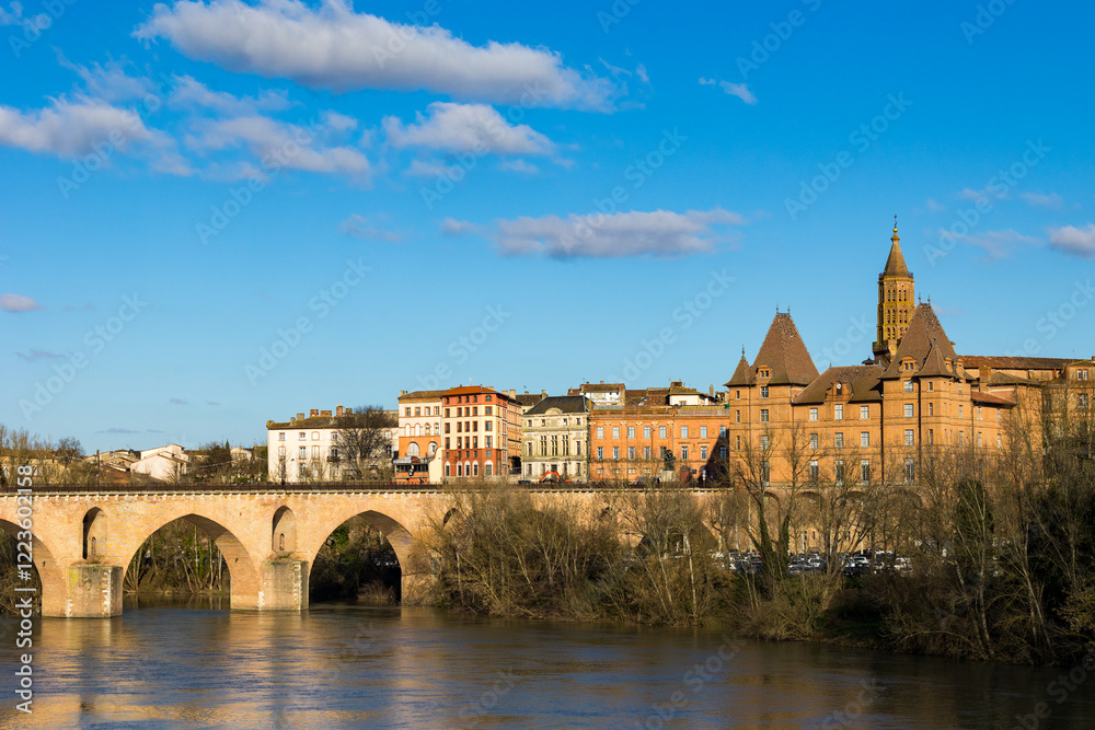 Obraz premium Pont Vieux crossing the Tarn and Ingres Bourdelle Museum in Montauban