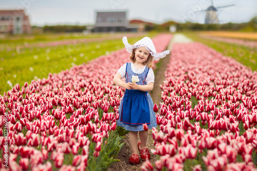 Photography Dutch children in tulip field