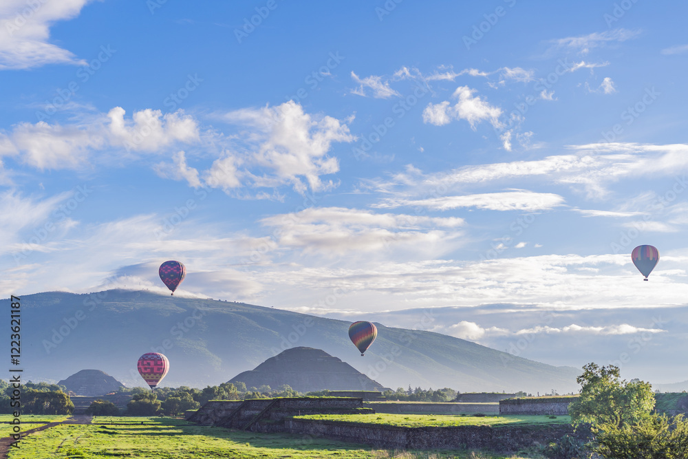 Obraz premium An aerial view of hot air balloons above the Teotihuacan pyramid. Adventure travel, cultural heritage, and aerial exploration concept