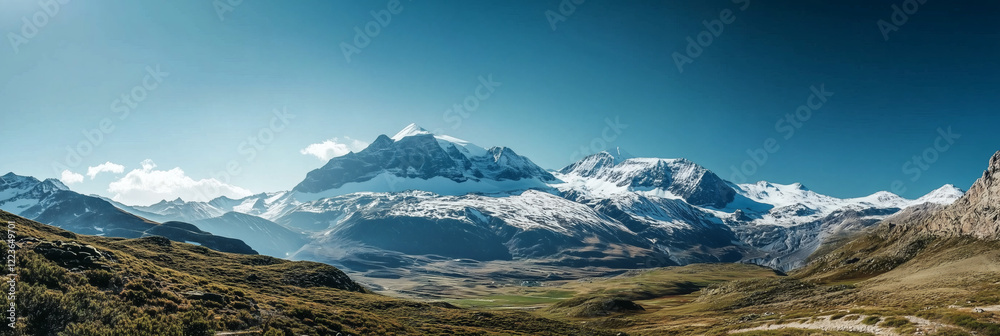 Panorámica de montañas nevadas bajo un cielo despejado Panorámica de montañas nevadas bajo un cielo despejado