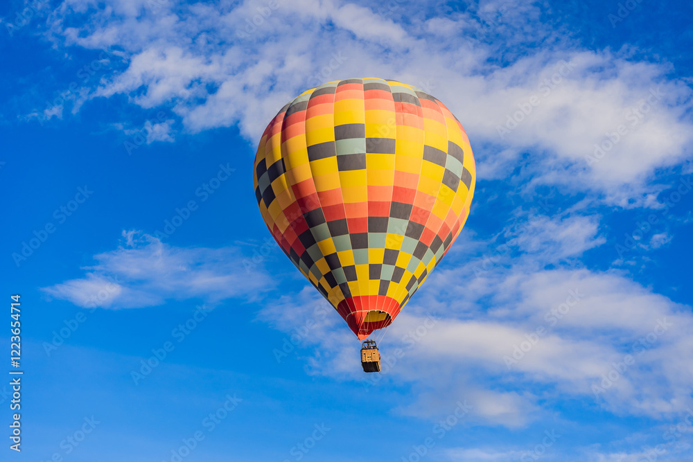 Obraz premium An aerial view of hot air balloons above the Teotihuacan pyramid. Adventure travel, cultural heritage, and aerial exploration concept