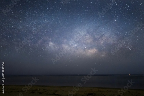 沖縄の嘉陽ビーチの浜から望む天の川の近景