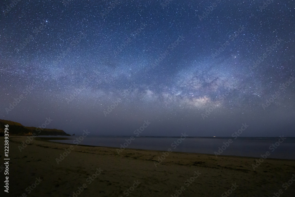 沖縄の嘉陽ビーチの浜から望む天の川の遠景