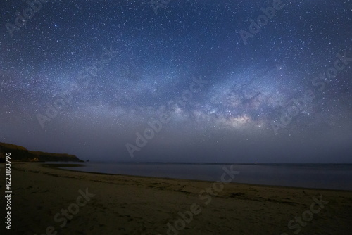 Obraz na płótnie 沖縄の嘉陽ビーチの浜から望む天の川の遠景 w salonie