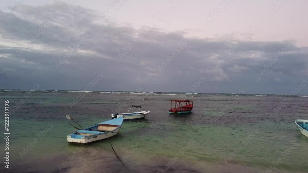 botes en playa las galeras samana