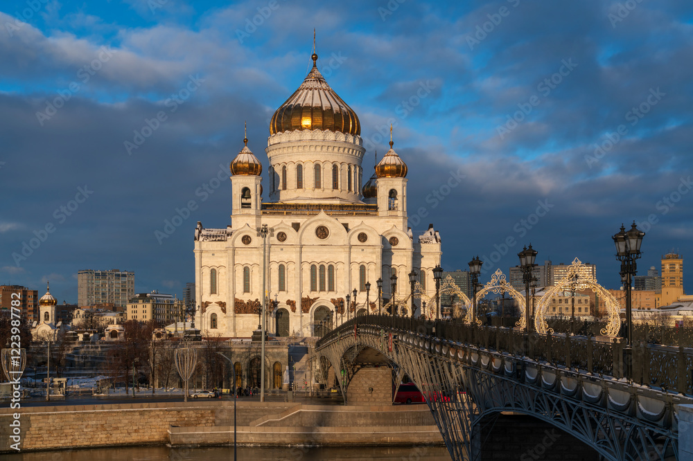 Obraz premium View of the Cathedral of Christ the Savior and the Patriarchal Bridge from the Beresnevskaya embankment of the Moskva River on a sunny winter day, Moscow, Russia