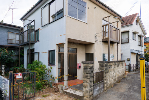 住人が去り空き家になった家