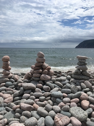 Stacks of pebbles on a pebble beach - Empilements de galets sur une plage de galets photo