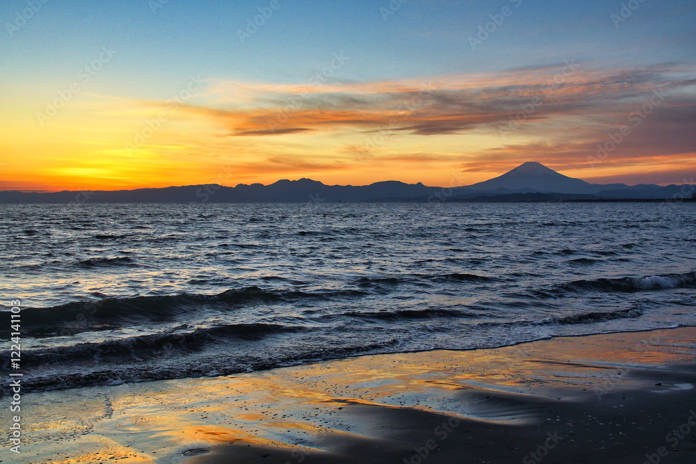 Obraz premium 江ノ島（江の島） 片瀬西浜海水浴場（片瀬海岸西浜, 片瀬西浜海岸, 片瀬西浜・鵠沼海水浴場, 片瀬西浜鵠沼海水浴場, 片瀬海岸）の夕日 （夕焼け, 夕景）と富士山 コピースペースあり（日本神奈川県藤沢市）