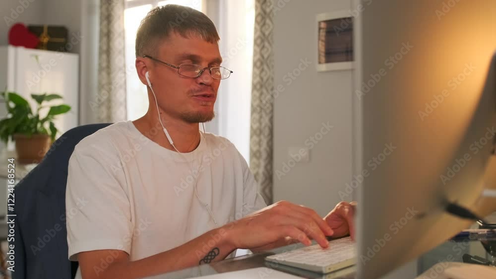 The freelancer actively engages in a video call on computer, discussing work related matters in a positive and productive atmosphere. His expression reflects confidence and openness in communication. The freelancer actively engages in a video call on computer, discussing work related matters in a positive and productive atmosphere. His expression reflects confidence and openness in communication.