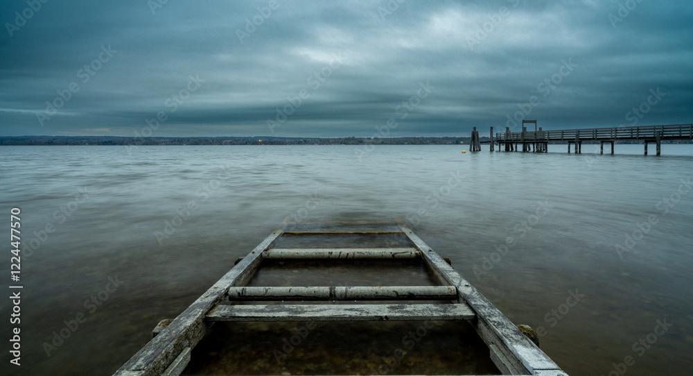 Fototapeta premium Schienen ins Wasser am Ammersee