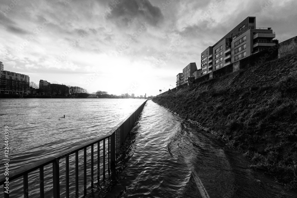 Obraz premium Seine river flood in Vitry-sur-Seine quayside
